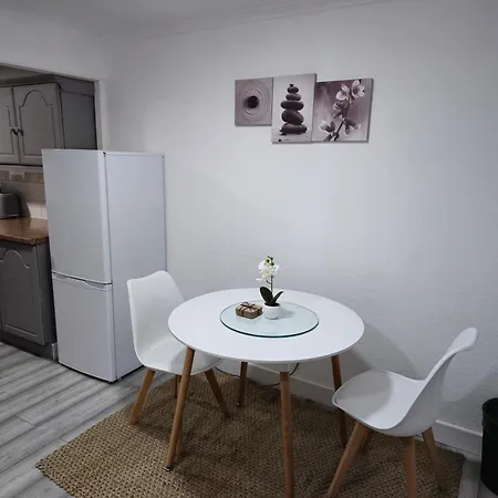 Sw20 Serviced Apartment *