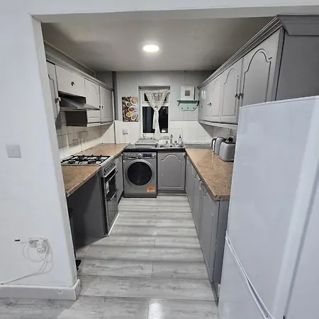 Apartment Sw20 Serviced Raynes Park