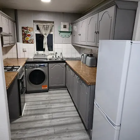 Sw20 Serviced Raynes Park