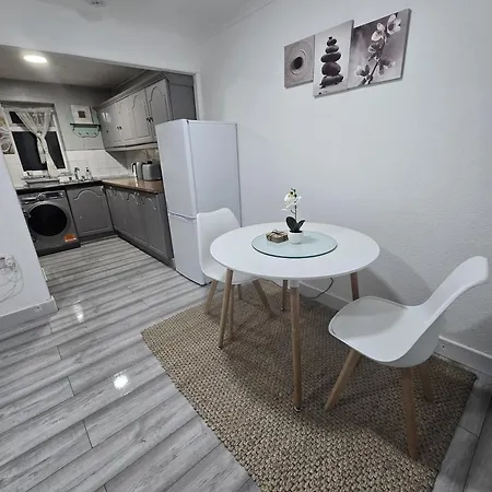 Sw20 Serviced Apartment