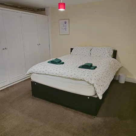 Sw20 Serviced Apartment Raynes Park