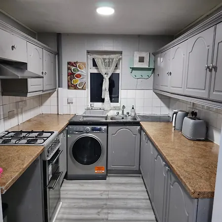 Sw20 Serviced * Raynes Park