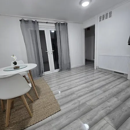 Sw20 Serviced Apartment