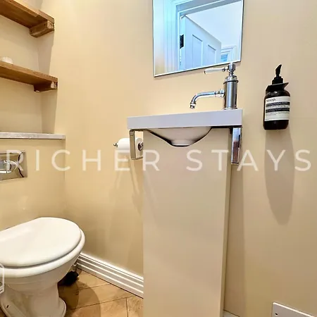 Luxury 2-bedroom Apt, Corporates And Families Apartment London