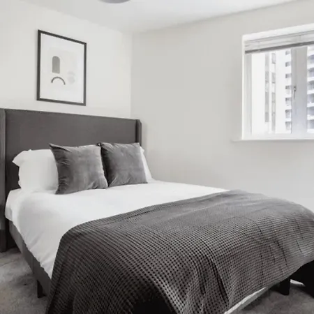 Londwell, The Wharfside Boutique, River Views & Balcony *