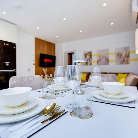 Modern Ground Floor, 2 Bed, 2 Bath By Livra Estate Short Lets & Serviced South With Garden Croydon