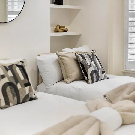 Apartment Stylish 2 Bedroom Flat In Prime Location Up To 5 Guests *