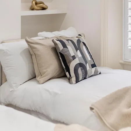 Stylish 2 Bedroom Flat In Prime Location Up To 5 Guests Apartment
