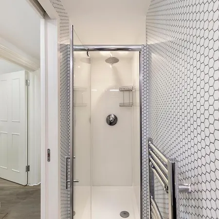 Stylish 2 Bedroom Flat In Prime Location Up To 5 Guests Apartment London