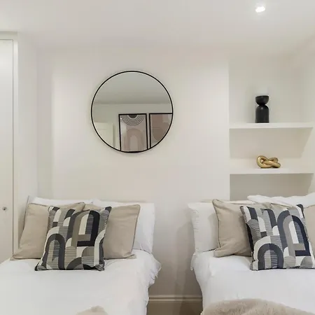 Stylish 2 Bedroom Flat In Prime Location Up To 5 Guests