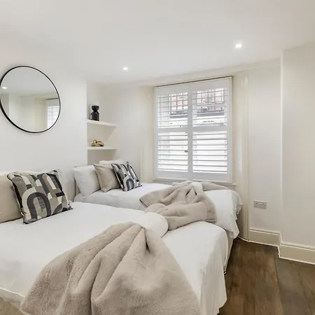 Stylish 2 Bedroom Flat In Prime Location Up To 5 Guests Apartment