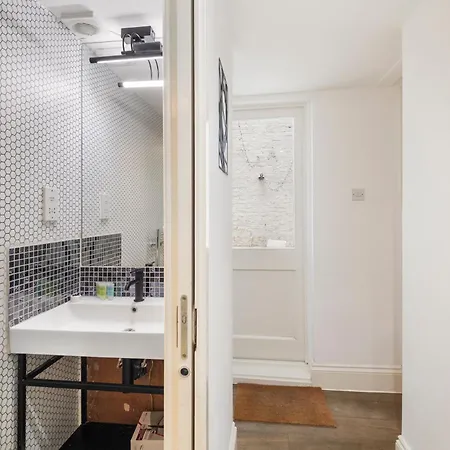 Apartment Stylish 2 Bedroom Flat In Prime Location Up To 5 Guests *