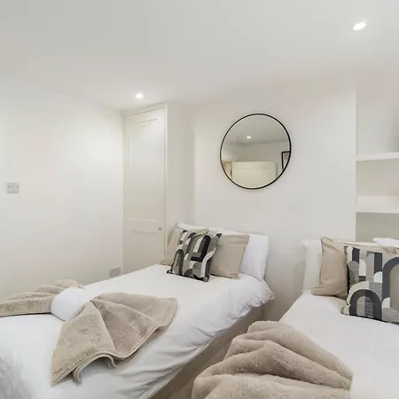 Stylish 2 Bedroom Flat In Prime Location Up To 5 Guests Apartment London