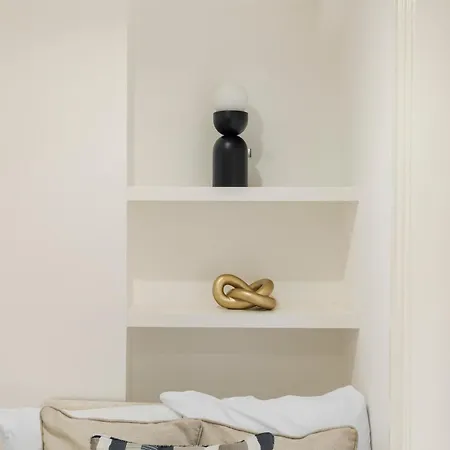 Stylish 2 Bedroom Flat In Prime Location Up To 5 Guests *