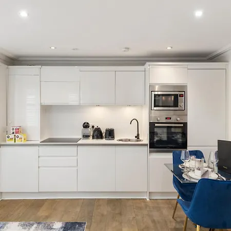 Apartment Stylish 2 Bedroom Flat In Prime Location Up To 5 Guests