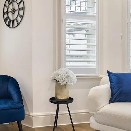 Stylish 2 Bedroom Flat In Prime Location Up To 5 Guests *