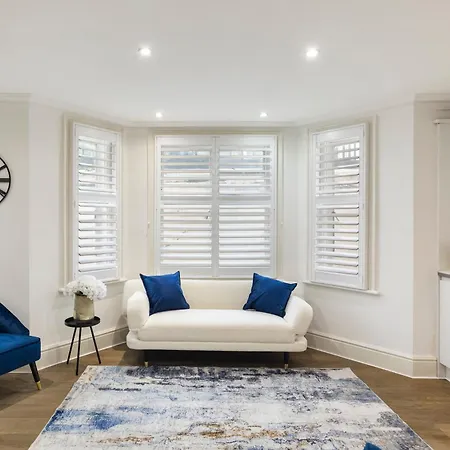 Apartment Stylish 2 Bedroom Flat In Prime Location Up To 5 Guests