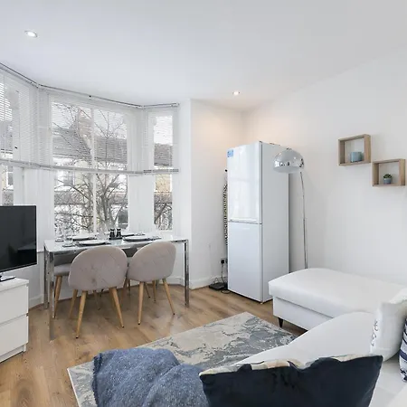 Amazing Two Bedroom Near Shepherd's Bush Market - Hr2 *