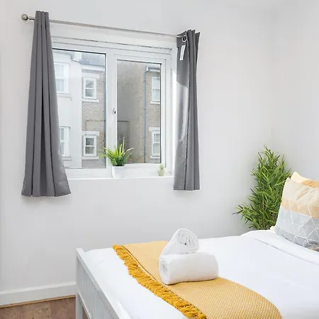 Amazing Two Bedroom Near Shepherd's Bush Market - Hr2 *