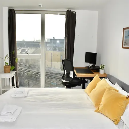 Balcony High End 2-bed Flat In Camberwell For 6 Long Term