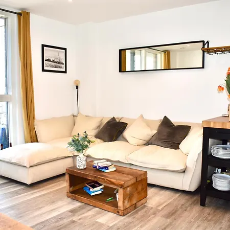 Balcony High End 2-bed Flat In Camberwell For 6 Long Term *