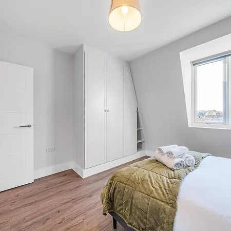 2 Bed Spacious Brand New Flat Apartment London