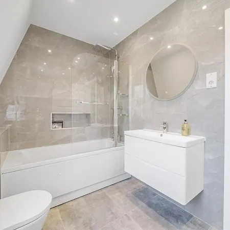 2 Bed Spacious Brand New Flat *