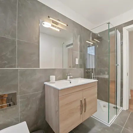 Stylish & Spacious Modern Near Dalston Kingsland Station Apartment London