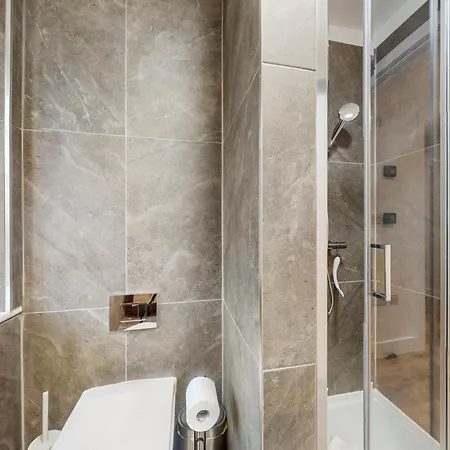 Stylish & Spacious Modern Near Dalston Kingsland Station Apartment London