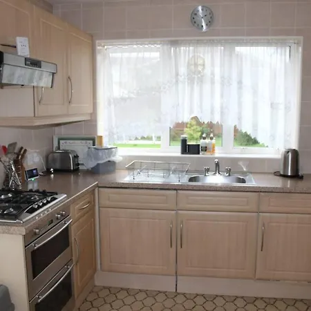 Nicely Decorated 3 Bedroom House Near Heathrow, London Holiday home *