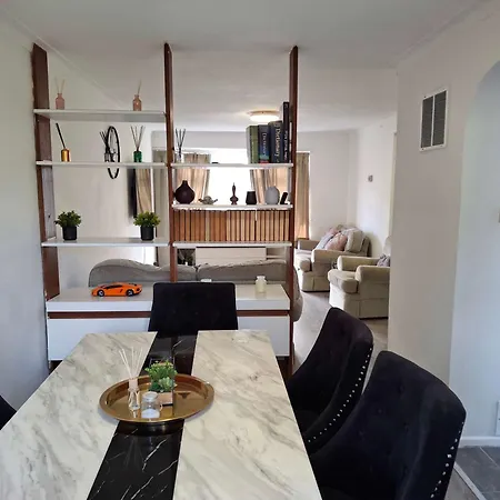 Holiday home Nicely Decorated 3 Bedroom House Near Heathrow, London *
