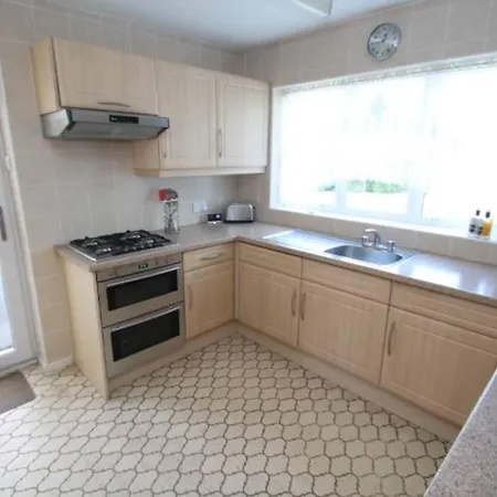 Nicely Decorated 3 Bedroom House Near Heathrow, London Holiday home
