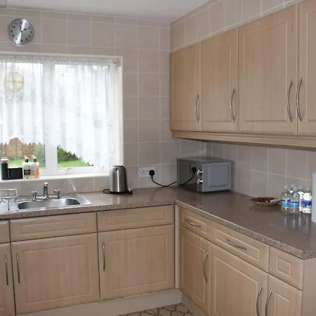 Holiday home Nicely Decorated 3 Bedroom House Near Heathrow, London *