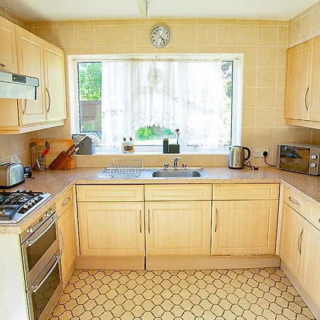 Nicely Decorated 3 Bedroom House Near Heathrow, London *