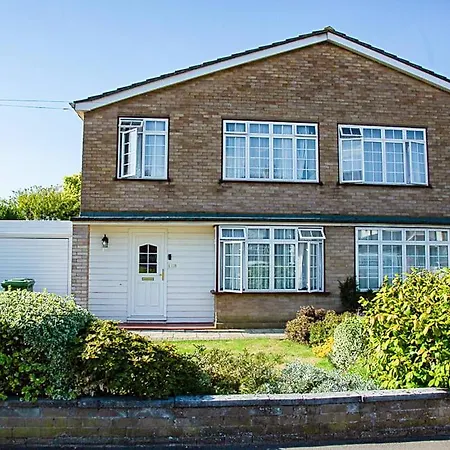 Nicely Decorated 3 Bedroom House Near Heathrow, London Staines-upon-Thames