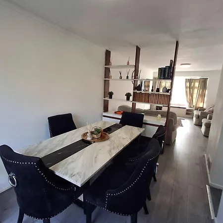 Nicely Decorated 3 Bedroom House Near Heathrow, London Holiday home