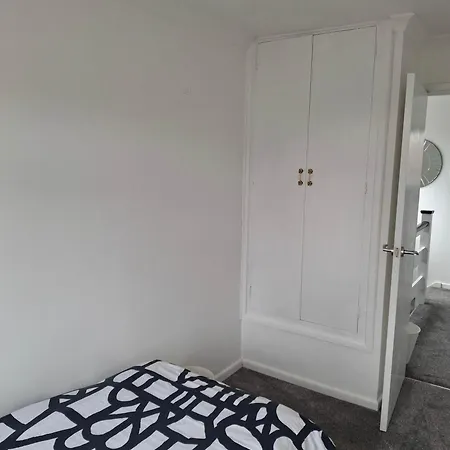 Holiday home Nicely Decorated 3 Bedroom House Near Heathrow, London *