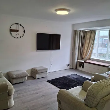 Holiday home Nicely Decorated 3 Bedroom House Near Heathrow, London Staines-upon-Thames