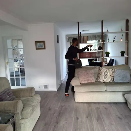 Nicely Decorated 3 Bedroom House Near Heathrow, London Staines-upon-Thames