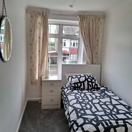 Nicely Decorated 3 Bedroom House Near Heathrow, London * Staines-upon-Thames