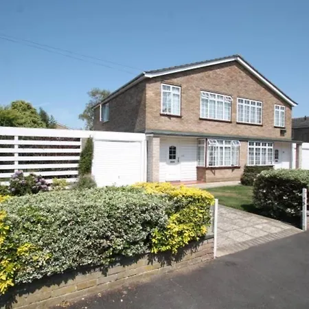Nicely Decorated 3 Bedroom House Near Heathrow, London