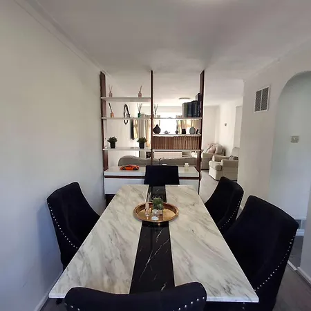 Nicely Decorated 3 Bedroom House Near Heathrow, London Holiday home