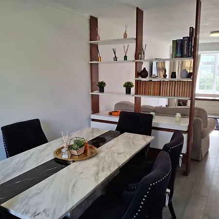 Nicely Decorated 3 Bedroom House Near Heathrow, London *