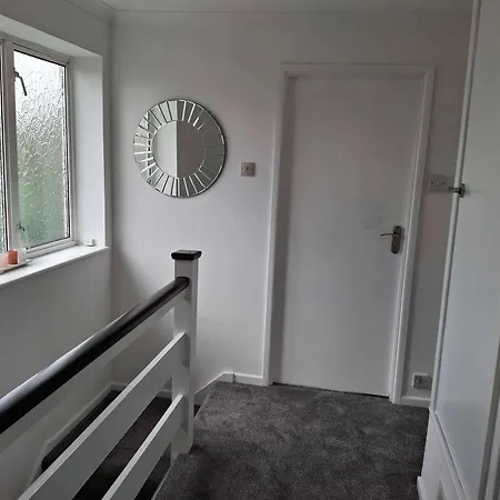 Nicely Decorated 3 Bedroom House Near Heathrow, London Holiday home