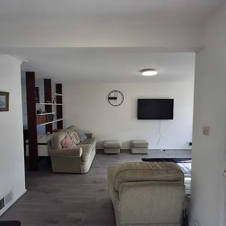 Nicely Decorated 3 Bedroom House Near Heathrow, London