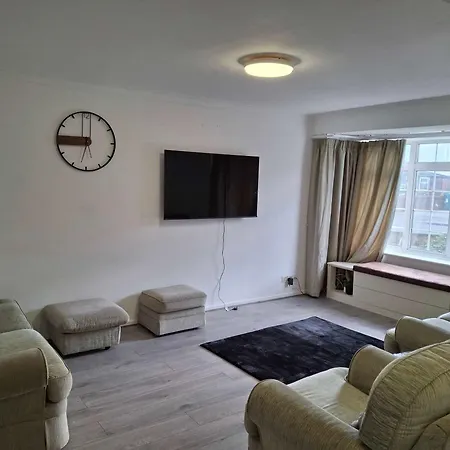 Nicely Decorated 3 Bedroom House Near Heathrow, London Holiday home