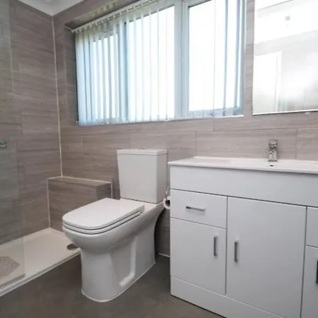 Holiday home Nicely Decorated 3 Bedroom House Near Heathrow, London