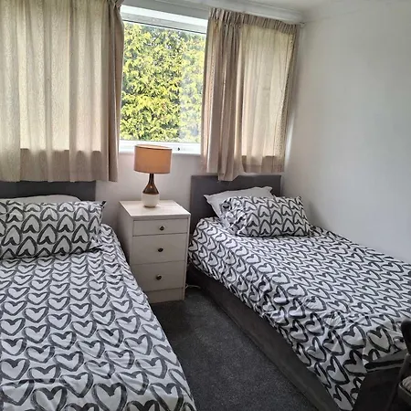 Holiday home Nicely Decorated 3 Bedroom House Near Heathrow, London *