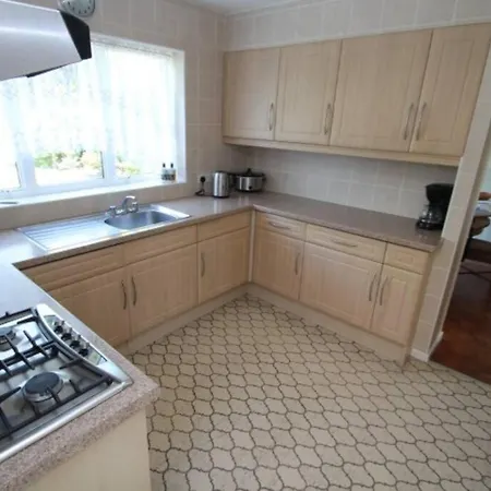 Nicely Decorated 3 Bedroom House Near Heathrow, London Holiday home *