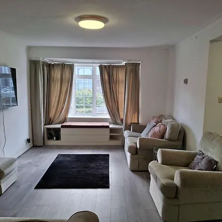 Nicely Decorated 3 Bedroom House Near Heathrow, London *